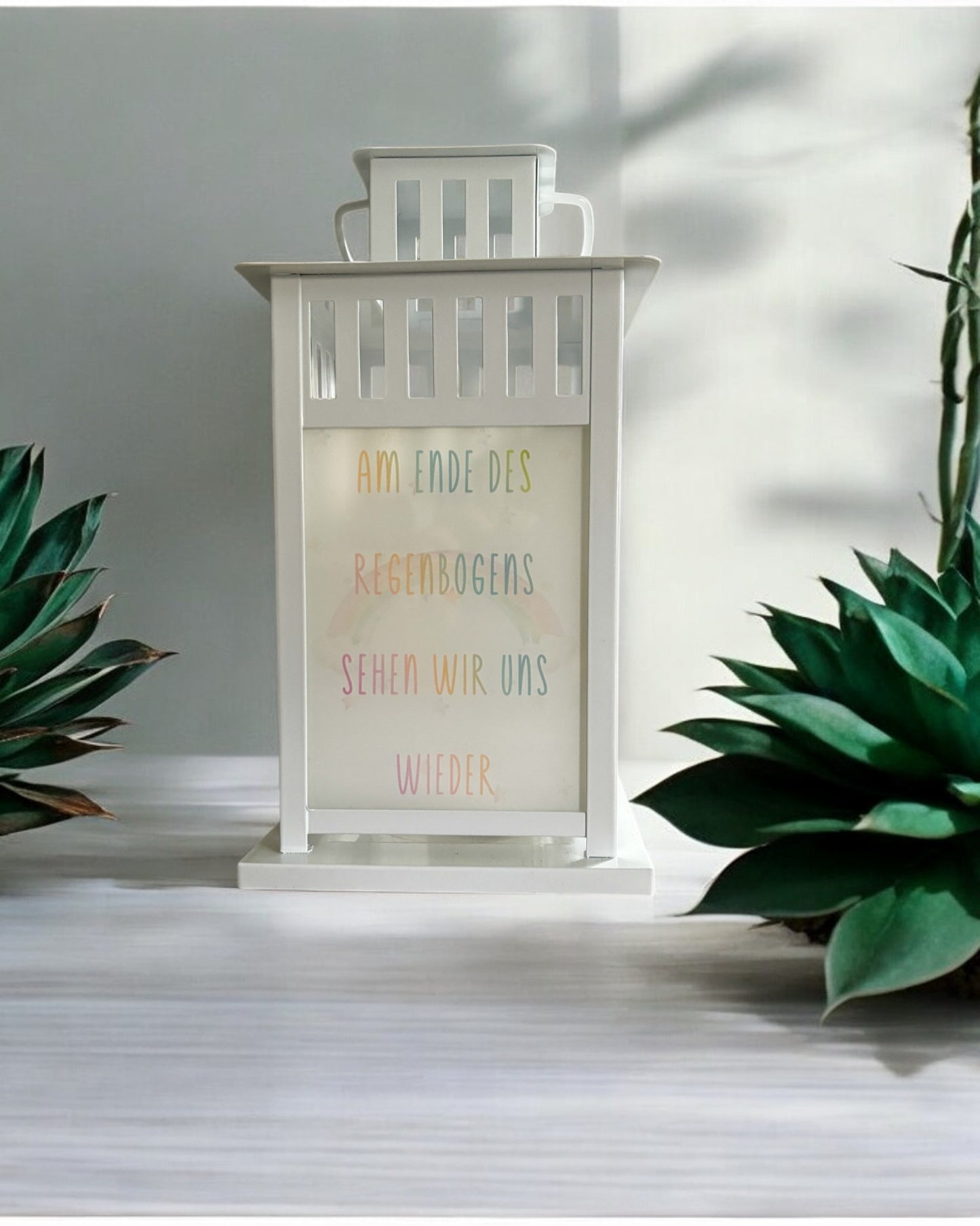 personalisierte Grablaterne mit Wunschtext - Motiv: Bär auf Wolke mit Regenbogen