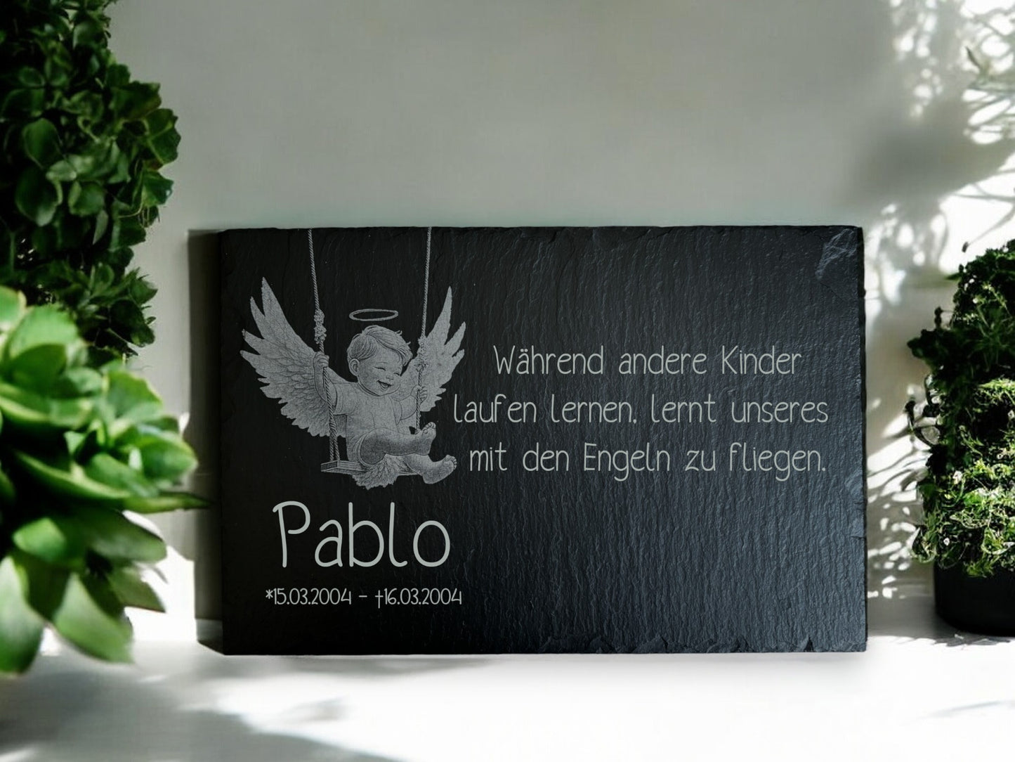 gravierte Schieferplatte mit Personalisierungsdaten und Wunschtext - Motiv: Kind auf Schaukel