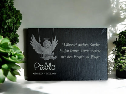 gravierte Schieferplatte mit Personalisierungsdaten und Wunschtext - Motiv: Kind auf Schaukel