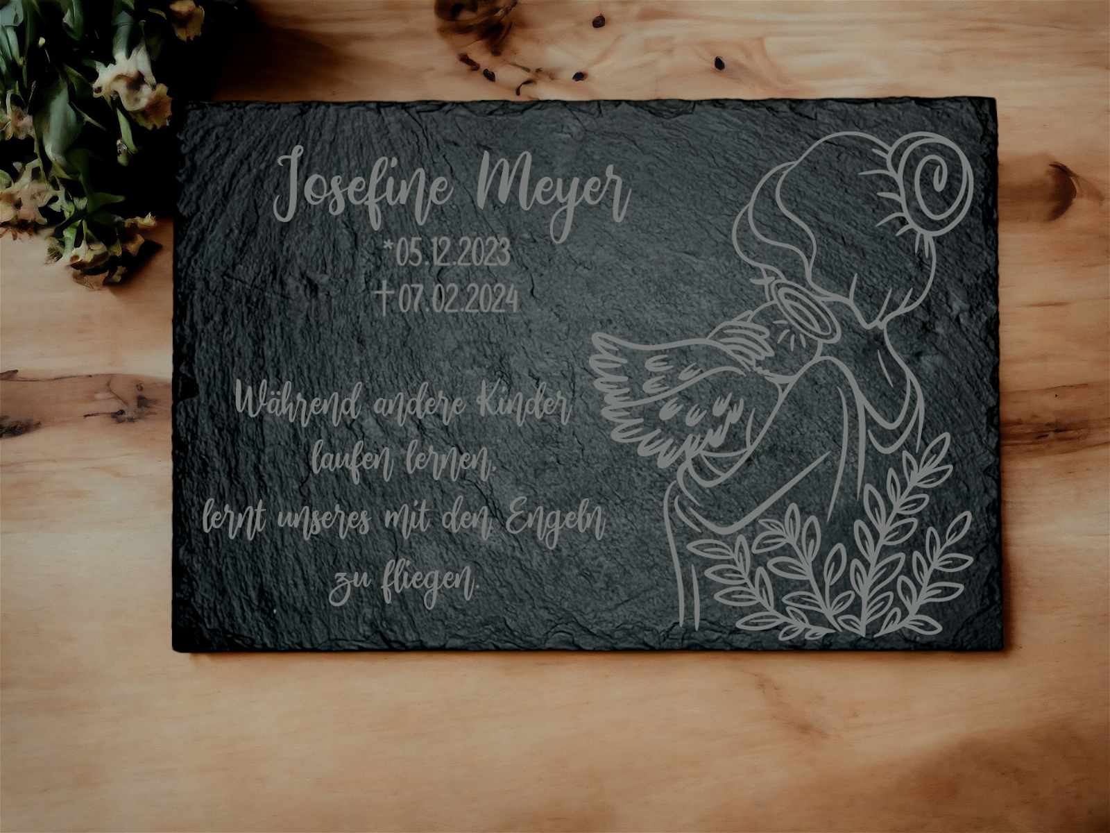 gravierte Schieferplatte mit Personalisierungsdaten und Wunschtext - Motiv: Sternenkindmama mit Baby - ZaraTiv -  -  - #original_alt_text# 