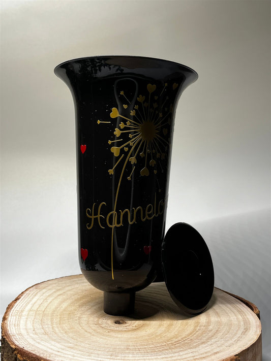 personalisierte schwarze Grabvase mit Pusteblume und Herzen - ZaraTiv -  -  - #original_alt_text# 
