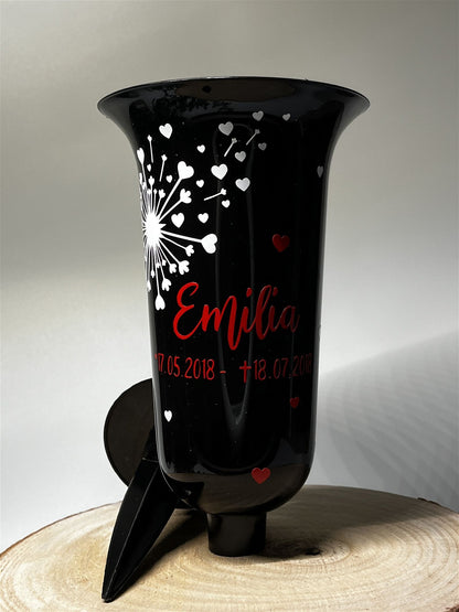 personalisierte schwarze Grabvase mit Pusteblumenmotiv und Herzapplikationen - ZaraTiv -  -  - #original_alt_text# 