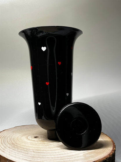 personalisierte schwarze Grabvase mit Pusteblumenmotiv und Herzapplikationen - ZaraTiv -  -  - #original_alt_text# 