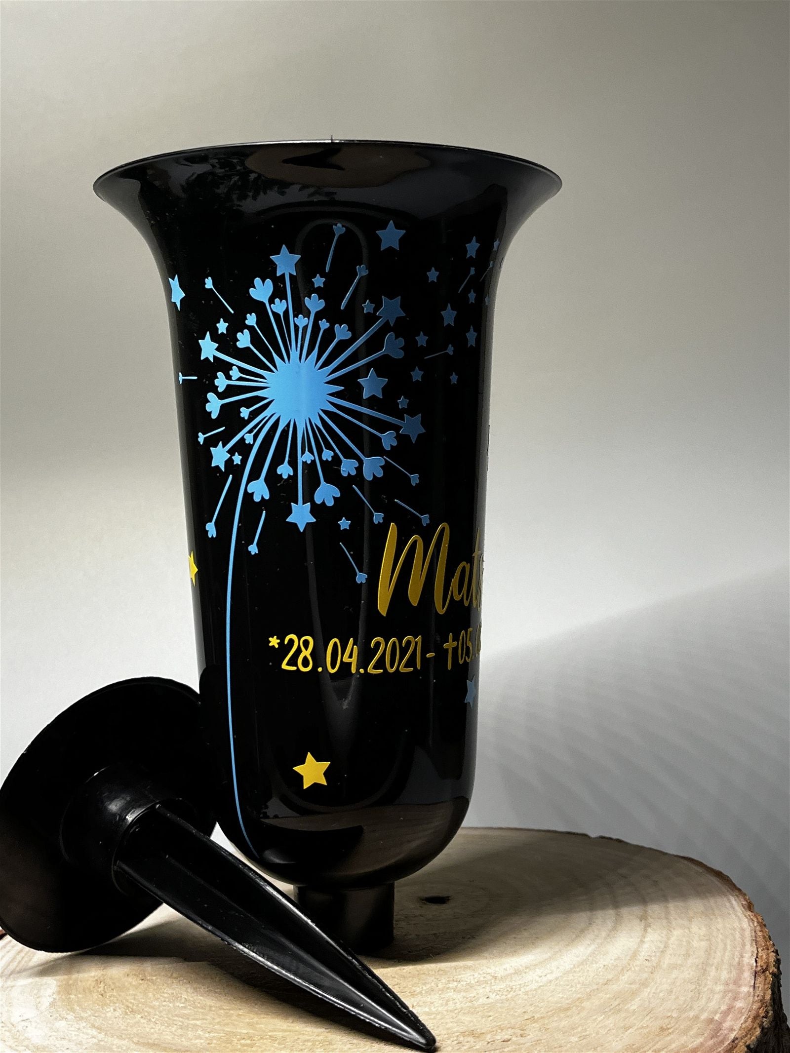 personalisierte schwarze Grabvase mit Pusteblumenmotiv und Sternenapplikationen - ZaraTiv -  -  - #original_alt_text# 
