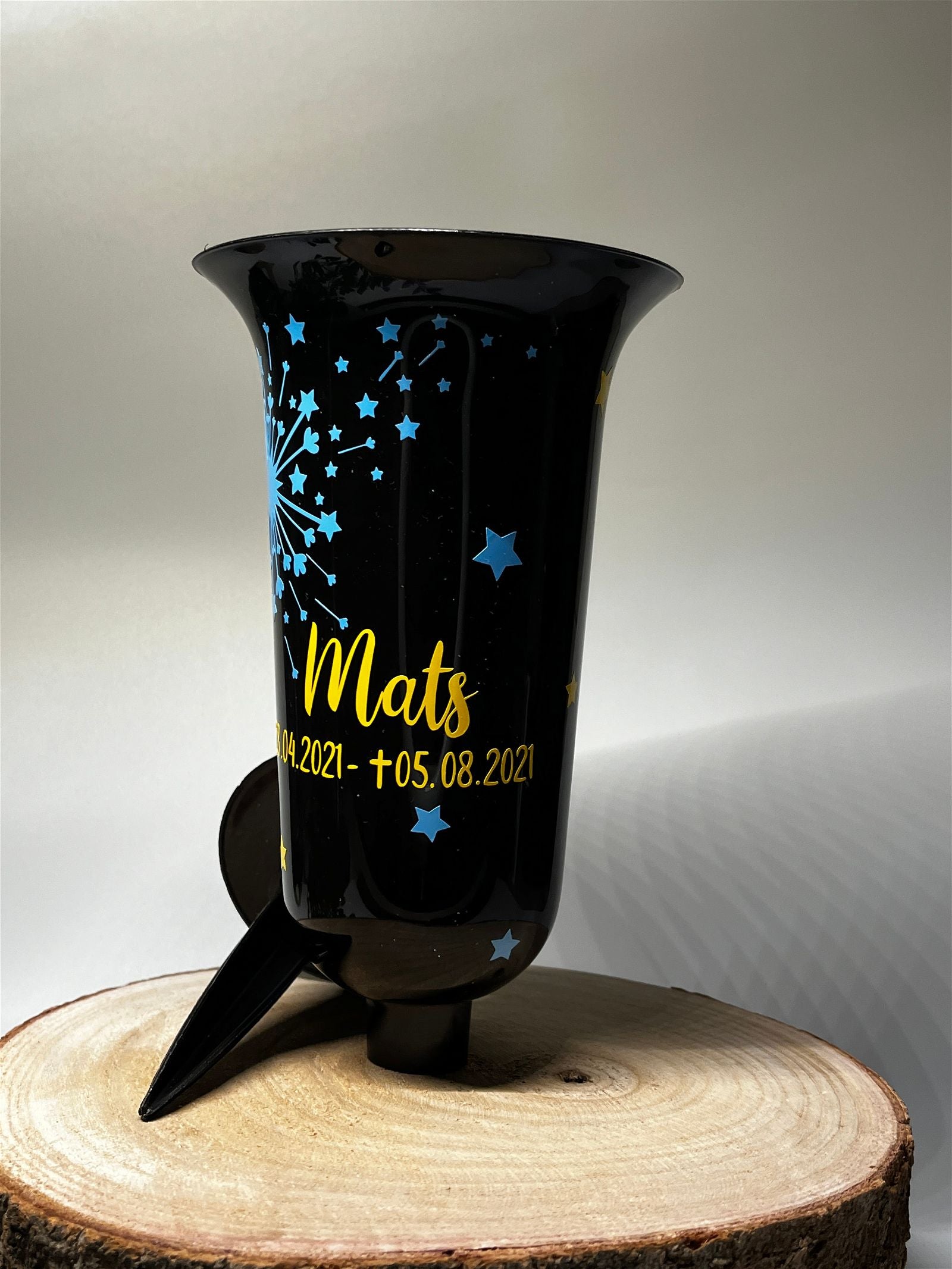personalisierte schwarze Grabvase mit Pusteblumenmotiv und Sternenapplikationen - ZaraTiv -  -  - #original_alt_text# 