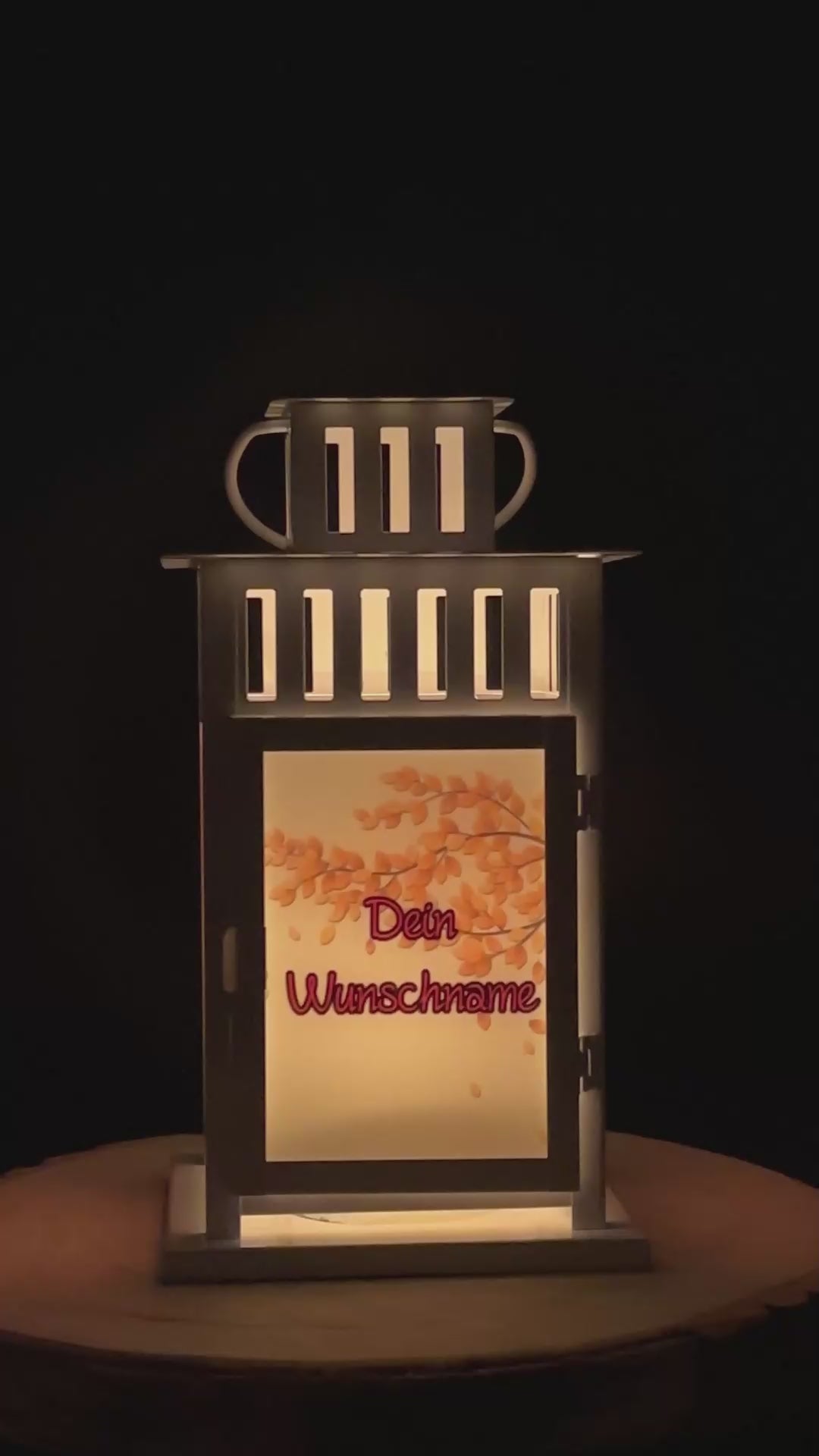 Entdecke unsere personalisierte Grablaterne mit einem niedlichen, herbstlichen Wichtelmotiv!