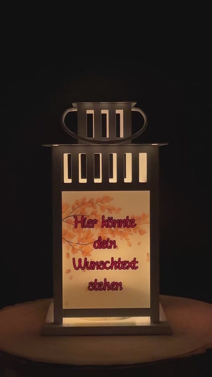 Entdecke unsere personalisierte Grablaterne mit einem niedlichen Herbstwichtelmotiv!