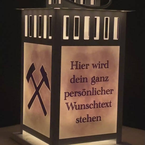 Unsere personalisierte Grablaterne mit Schlägel und Eisen Motiv wird zu einem zauberhaften Erinnerungsstück.