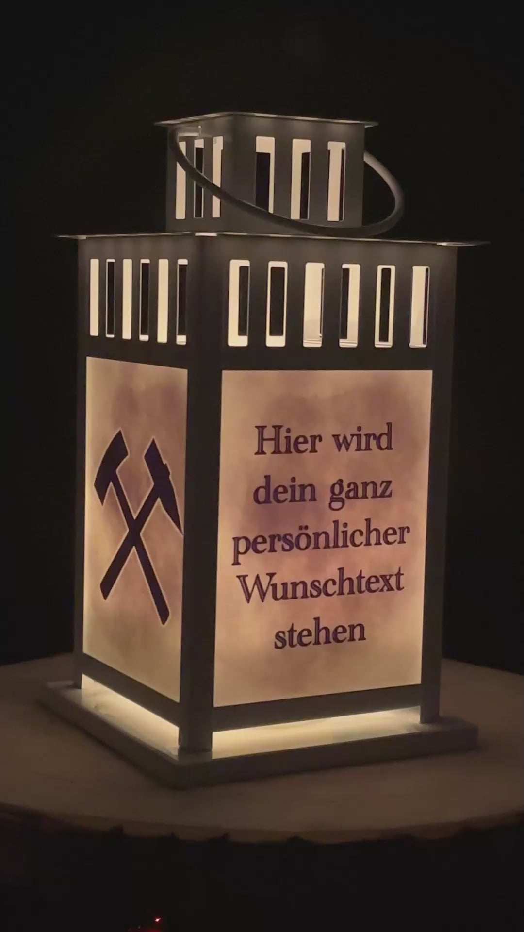 Unsere personalisierte Grablaterne mit Schlägel und Eisen Motiv wird zu einem zauberhaften Erinnerungsstück.