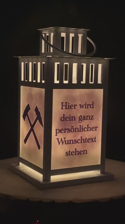 Unsere personalisierte Grablaterne mit Schlägel und Eisen Motiv wird zu einem zauberhaften Erinnerungsstück.